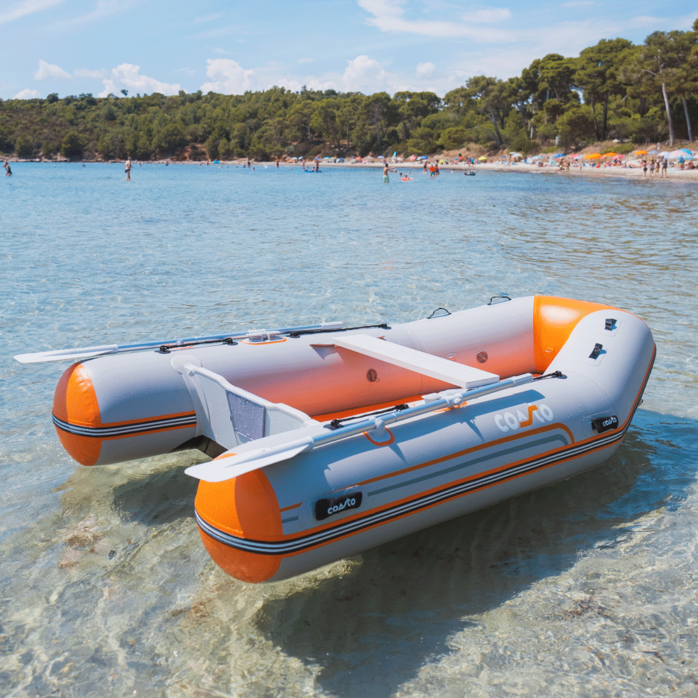 Dinghy kumivede hiekkarannalla