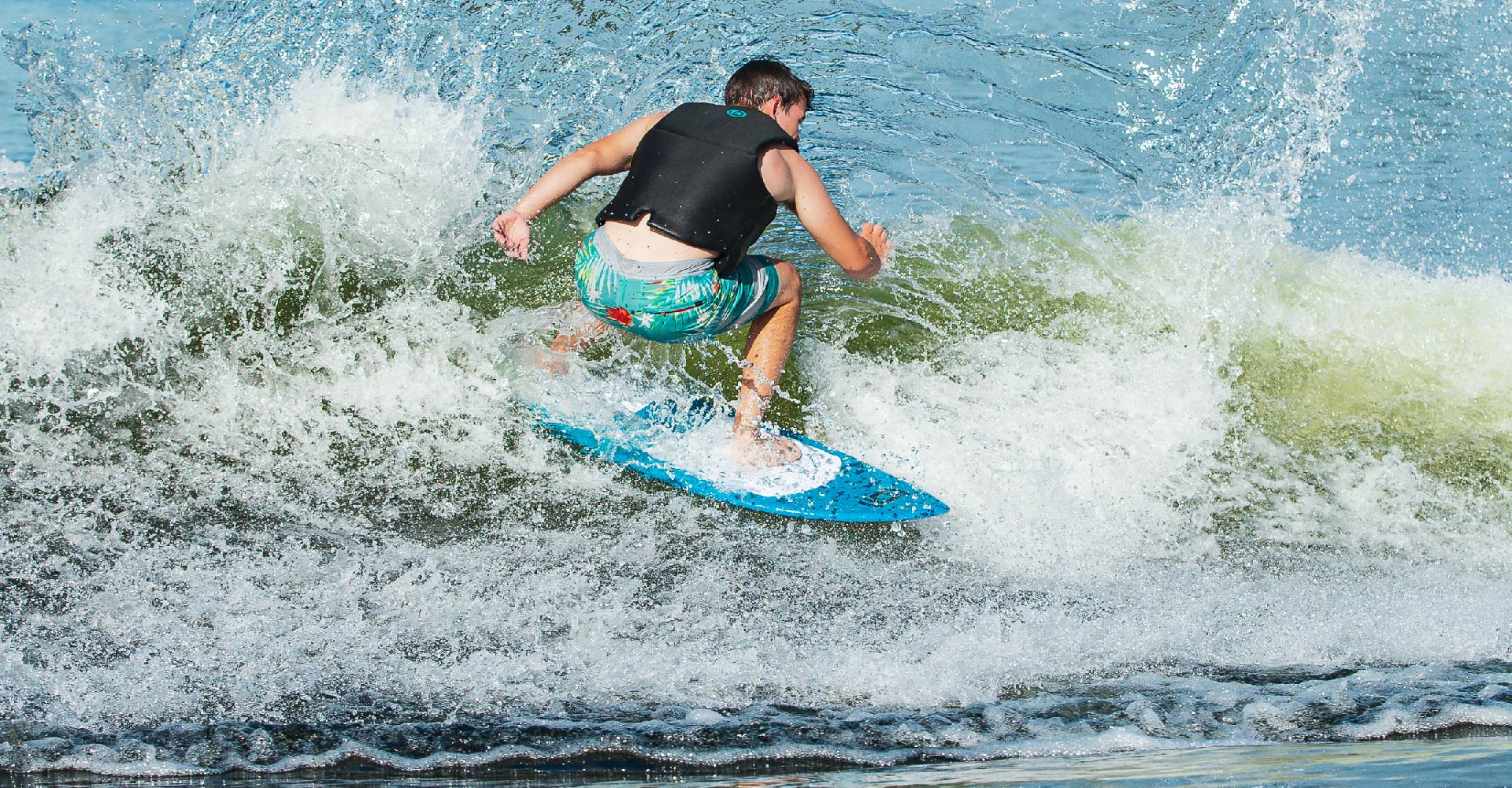 Wakesurffausta peräaallolla